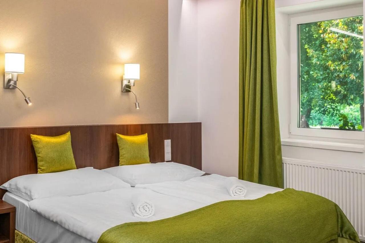 Szarvaskut Hotel Zirc Ngoại thất bức ảnh