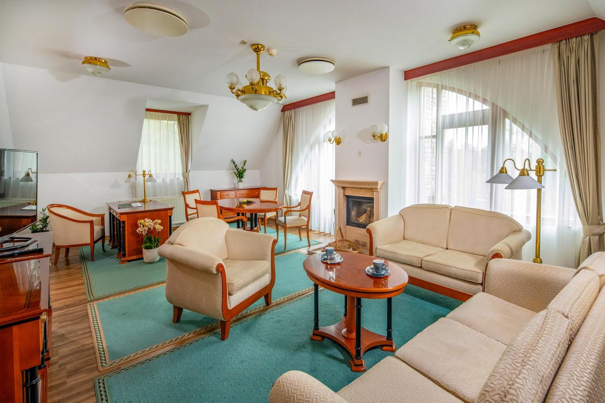 Szarvaskut Hotel Zirc Ngoại thất bức ảnh