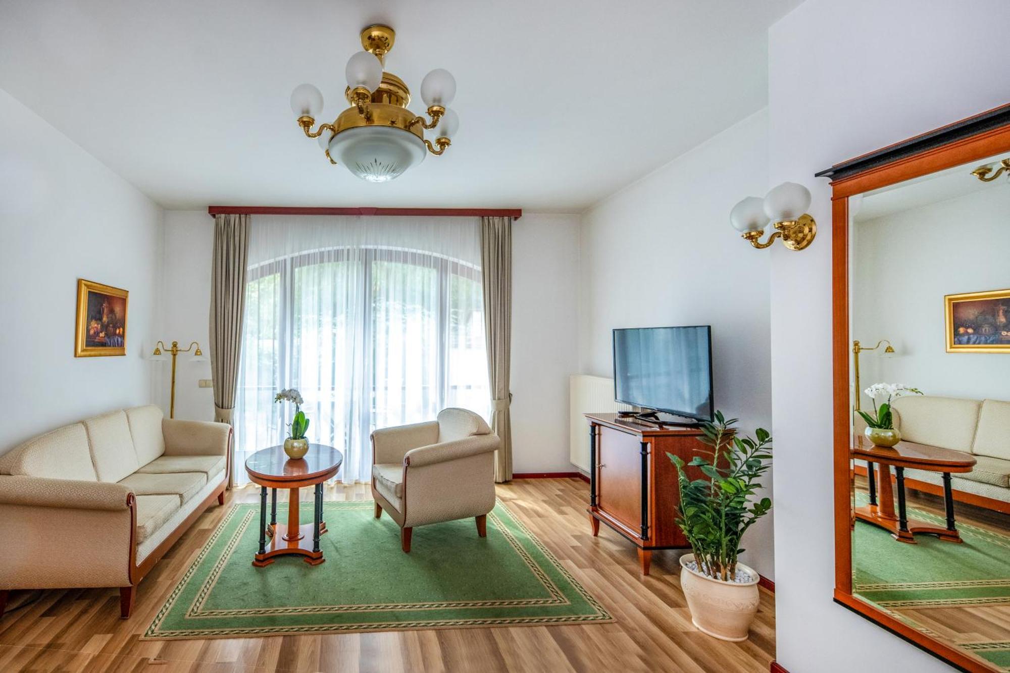 Szarvaskut Hotel Zirc Ngoại thất bức ảnh
