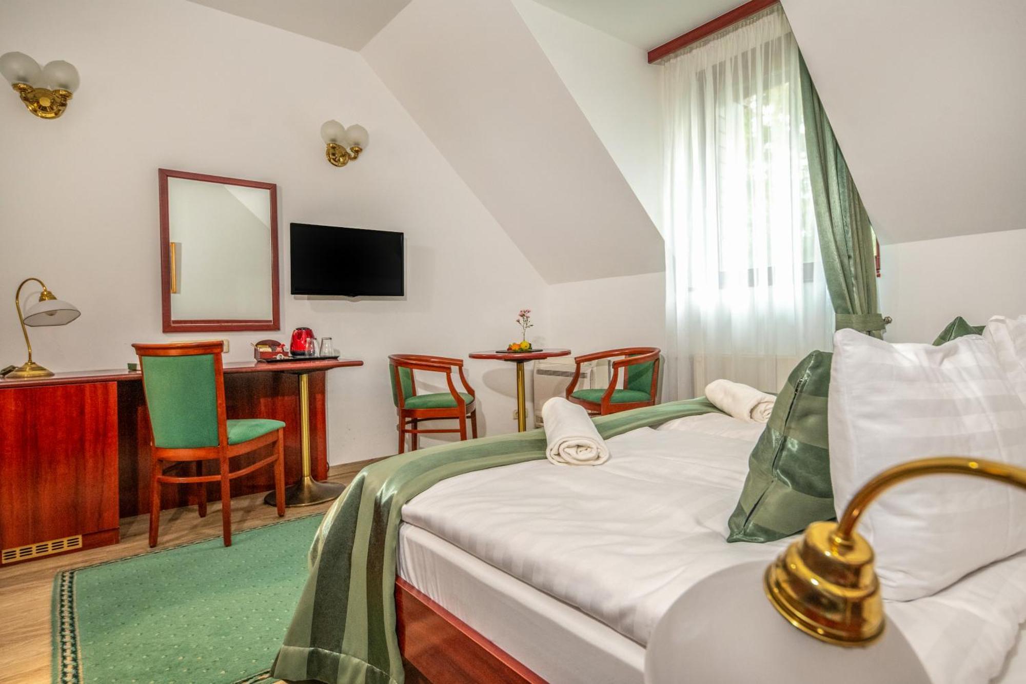 Szarvaskut Hotel Zirc Ngoại thất bức ảnh