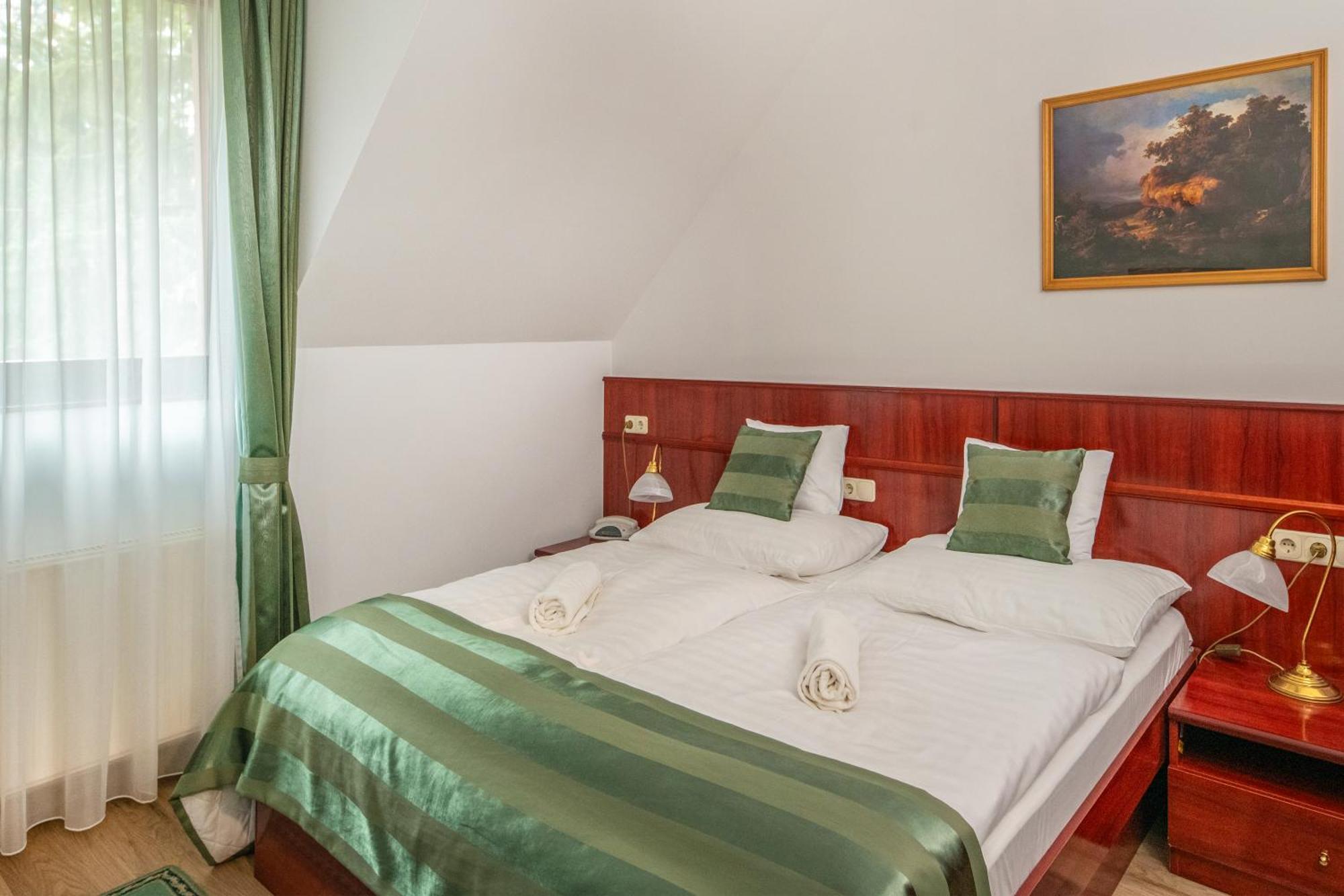 Szarvaskut Hotel Zirc Ngoại thất bức ảnh