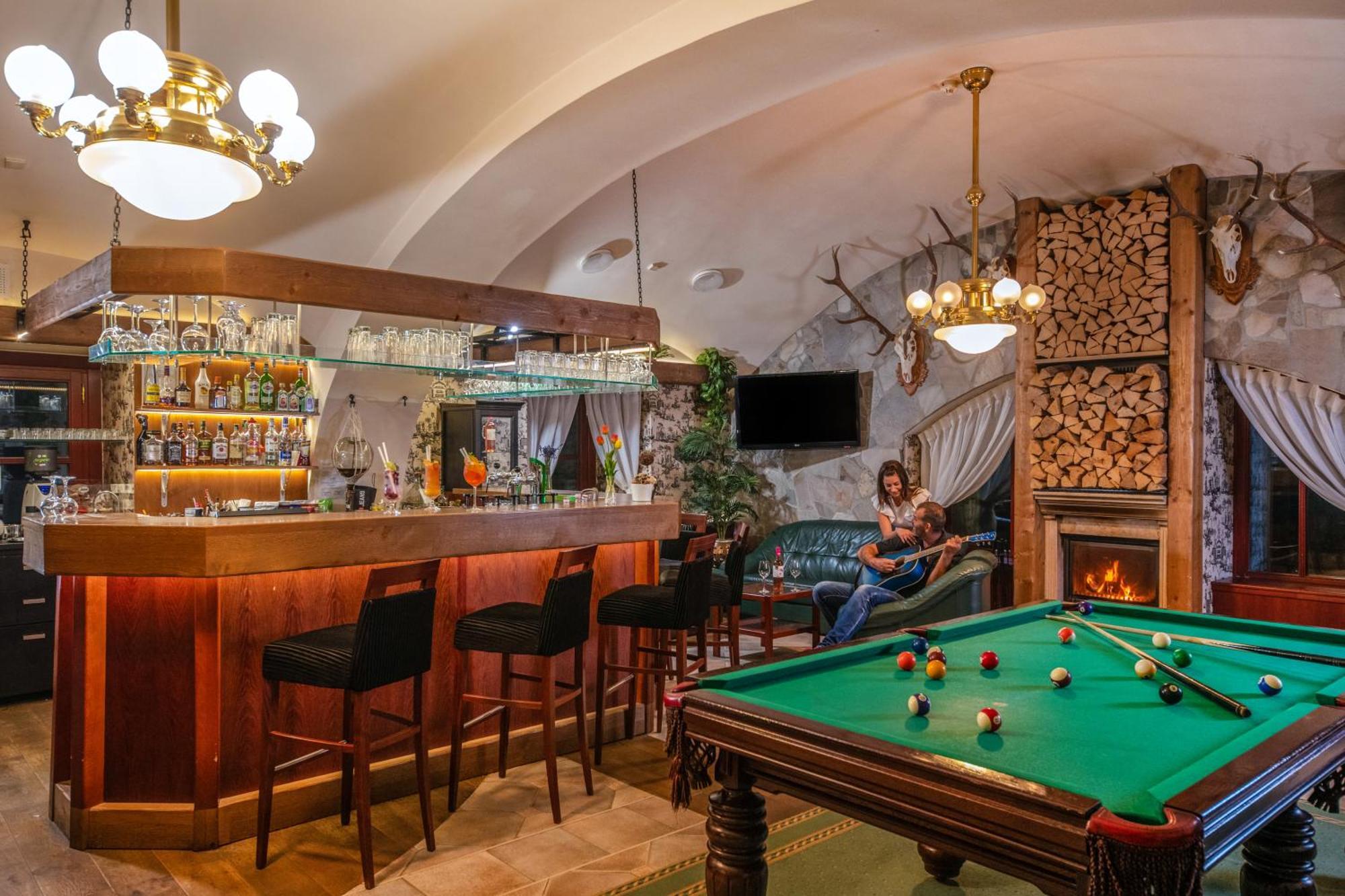 Szarvaskut Hotel Zirc Ngoại thất bức ảnh
