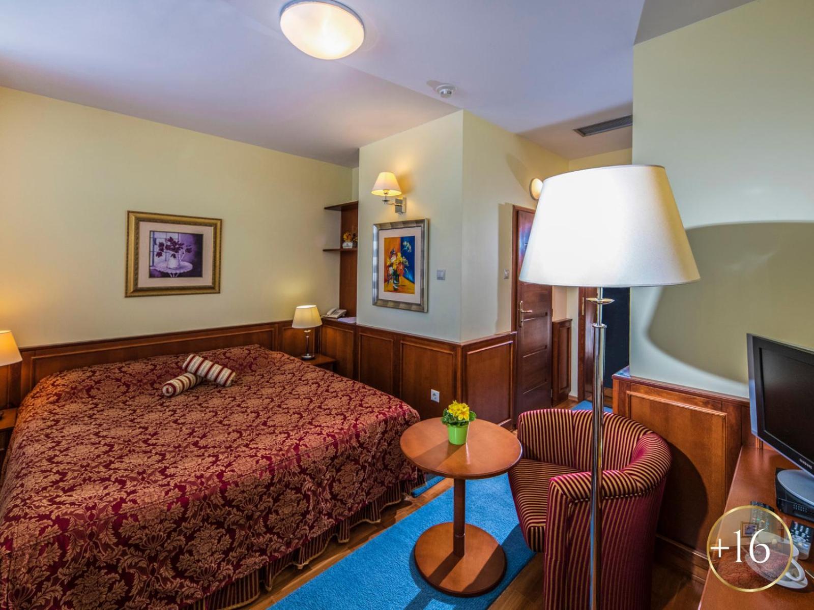 Szarvaskut Hotel Zirc Ngoại thất bức ảnh