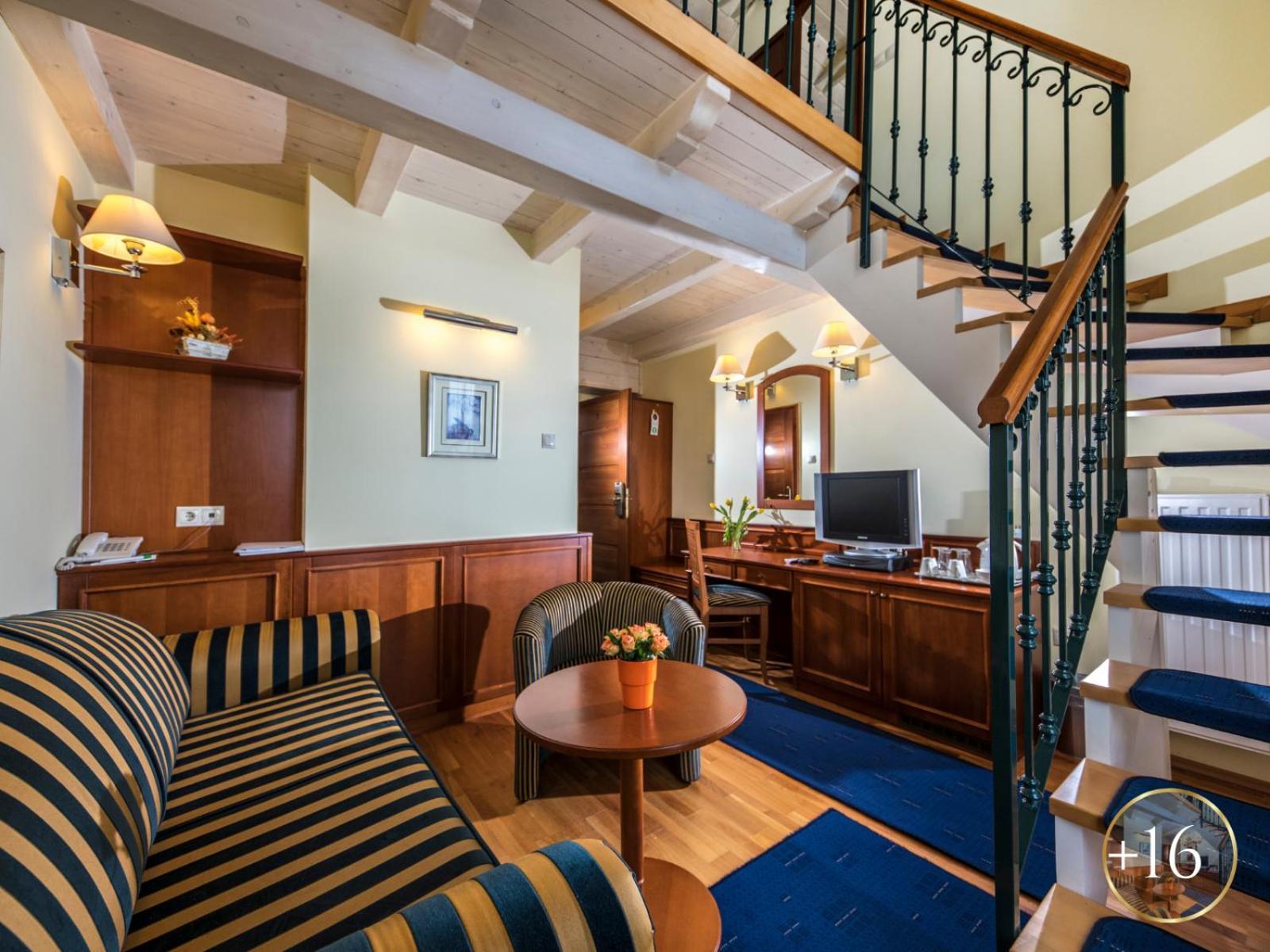 Szarvaskut Hotel Zirc Ngoại thất bức ảnh